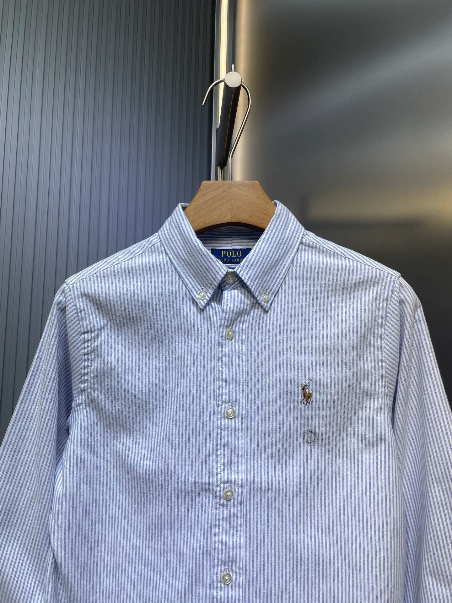 P370 Ral Lauren🌟Ralph Lauren Oxford woven striped logo embroidered buttoned lapel long-sleeved casual shirt, same style for men and women, comes with a sense of atmosphere, is comfortable and versatile, and has perfect texture. It is an exquisite style that walks between formal and casual! The classic official website without style classification is on sale. It is made of original pure cotton Oxford fabric, washed for ready-to-wear, skin-friendly and comfortable, with classic embroidered logo, invincible and versatile, suitable for both business and leisure! A complete set of original three-label accessories, 2 models of collar buttons, different currencies, and three spare buttons with a small amount left over from the original order! All fabric accessories are provided by customers! ! The details and craftsmanship are amazing! The QR code can be scanned! A wardrobe essential! The style is simple, stylish and casual! Super handsome upper body! Don’t miss it if you like it! Classic embroidered logo, versatile and suitable for both business and leisure!   size：xs-xl
